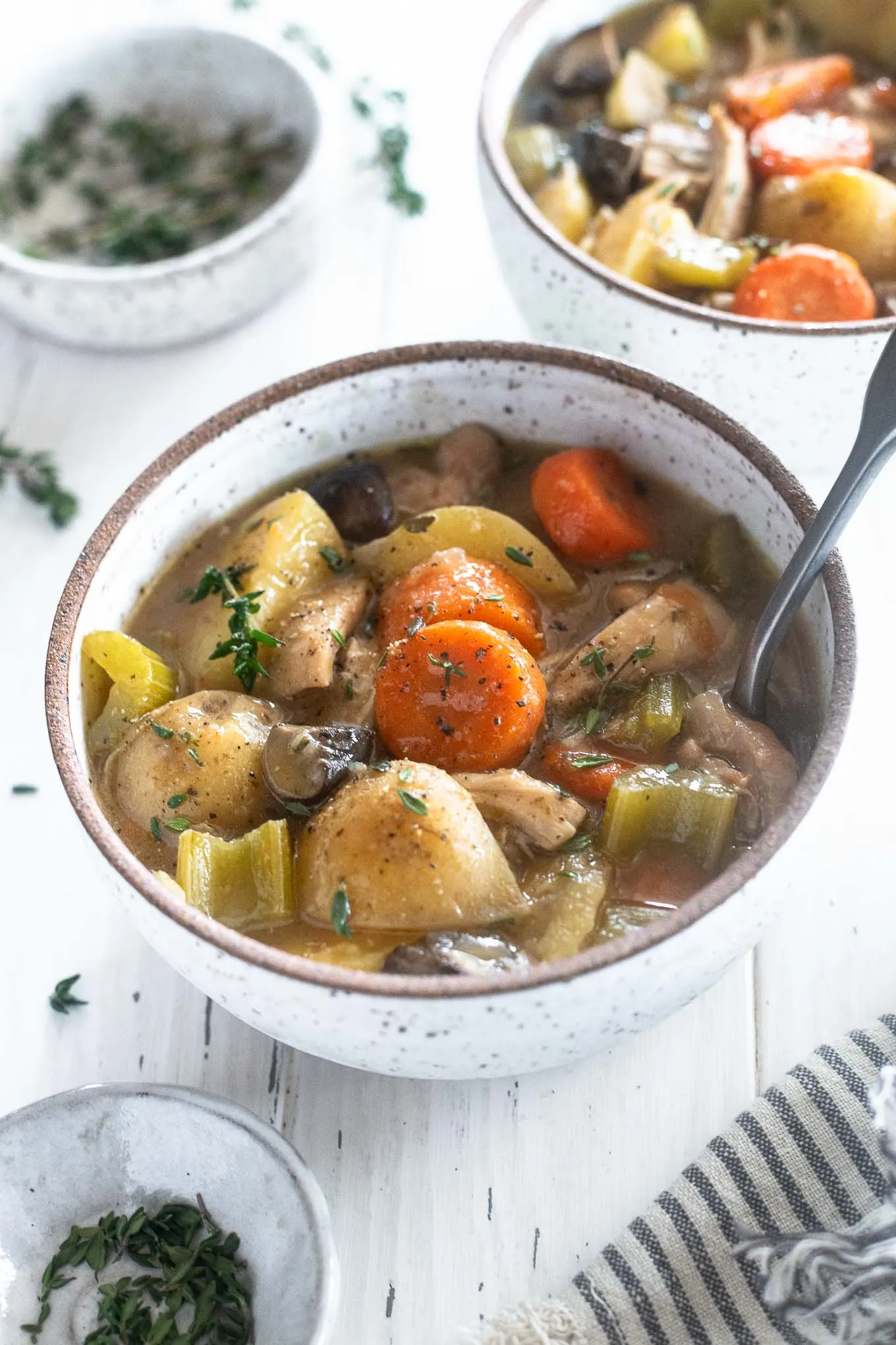 This is the kind of stew you crave the minute the temperature drops. Tender chicken, chunky veggies, and those cosy thyme-and-white-wine flavours all simmer together into a warm, comforting bowl that fills you right up. It’s an easy one-pot dinner and perfect for meal prep — guaranteed to make your lunches or weeknights feel a whole lot cozier.