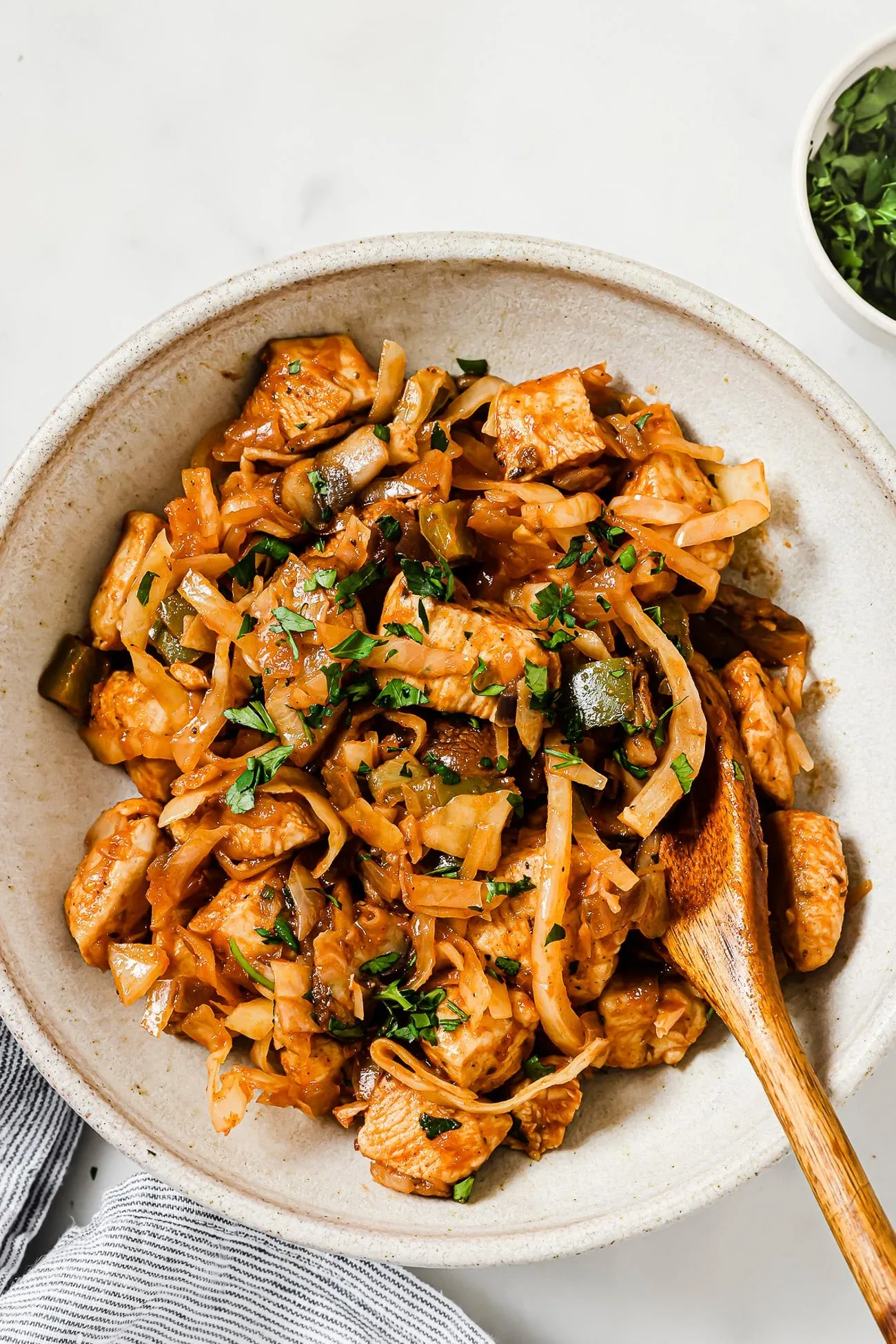 Here’s one of those dinners that quietly becomes a weeknight favourite. You’ve got tender chicken, soft sautéed cabbage, mushrooms, and a handful of simple seasonings all coming together in one pan in under 30 minutes. It’s quick, comforting, and totally doable on those nights when you want something homemade without spending ages in the kitchen. Perfect “I’m tired but still need to feed people” food.